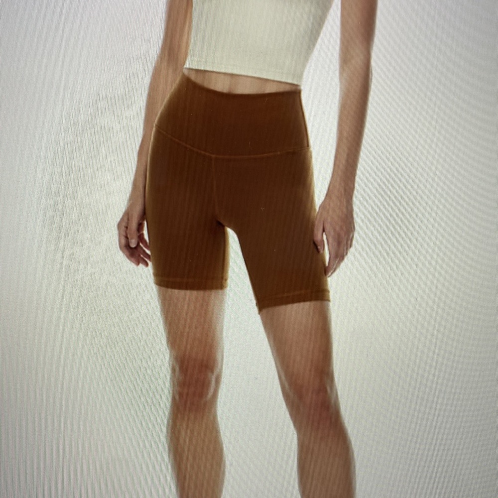 Aritzia TNA 7 inch biker short